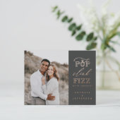 Cartes d'invitation de fiançailles pop clink fizz (Debout devant)