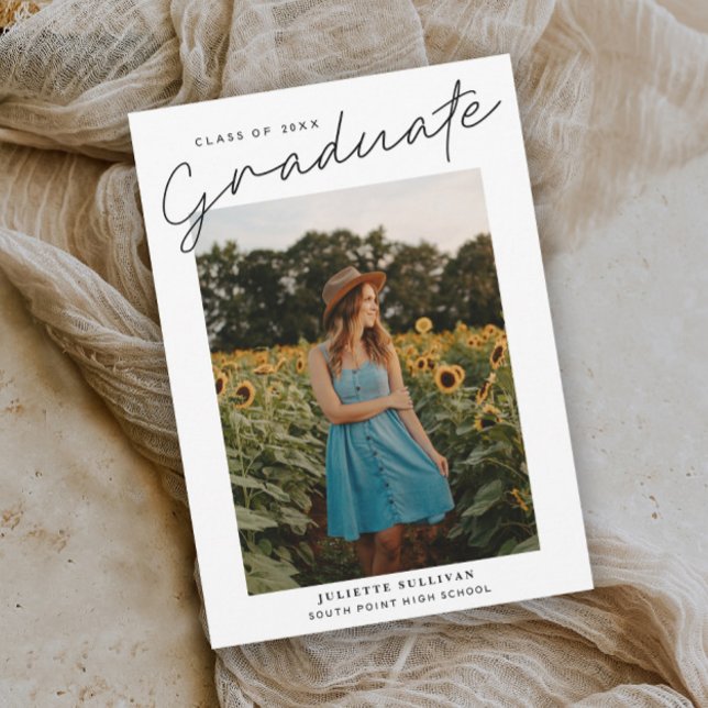 Cartes d'invitation de remise de diplômes avec pho (Modern script black and white minimal photo graduation invitation.)