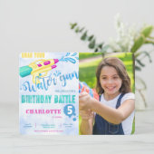 Cartes d'invitation photo pistolet à eau  (Debout devant)