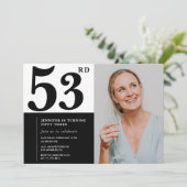 Cartes d'invitation pour 53 ans avec photo en noir (Debout devant)