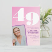 Cartes d'invitation rose groovy pour 49e anniversa (Debout devant)