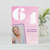Cartes d'invitation rose groovy pour 64e anniversa (Debout devant)