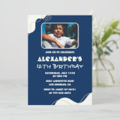 Cartes d'invitation simples pour les 12 ans garçon (Debout devant)
