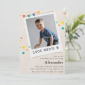 Cartes d'invitation simples pour un 6ème anniversa (Debout devant)