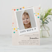Cartes d'invitation simples pour un 7ème anniversa (Debout devant)