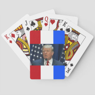 Cartes Donald Trummp sur un pont de carte de jeu