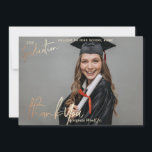 Cartes photos de Merci de diplômes personnalisés<br><div class="desc">Moderne Simple Minimaliste Graduation Remerciements Cartes Avec photo personnalisée,  Casquette diplômé et script de calligraphie stylisé en or métallisé faux feuille. Arrière - plan bleu classique de la marine,  texte personnalisé,  personnalisable dans n'importe quelle couleur.</div>