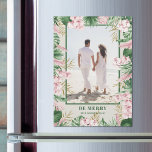 Cartes photos magnétiques de Noël tropical<br><div class="desc">Feuilles d'aquarelle tropicale et fleurs roses accentuent votre photo préférée avec vos noms et salutations en lettres chic sur ces cartes magnétiques de Noël. PLUS de styles et de designs dans notre collection.</div>