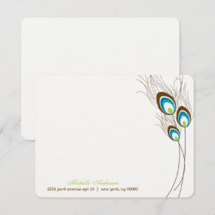 Cartes plates à noter avec des plumes de paon vert