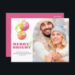 Cartes postales de Noël Joyeux et brillant<br><div class="desc">Ces cartes postales magenta de Noël uniques présentent des ornements de vacances en aquarelle dans les tons rose, vert et rouge. Les mots "Merry & Bright" sont placés dans une police serif traditionnelle dans une couleur complémentaire sur un simple arrière - plan blanc. Customisez avec votre libellé et votre famille,...</div>