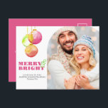 Cartes postales de Noël Joyeux et brillant<br><div class="desc">Ces cartes postales magenta de Noël uniques présentent des ornements de vacances en aquarelle dans les tons rose, vert et rouge. Les mots "Merry & Bright" sont placés dans une police serif traditionnelle dans une couleur complémentaire sur un simple arrière - plan blanc. Customisez avec votre libellé et votre famille,...</div>