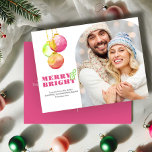 Cartes postales de Noël roses personnalisables ave<br><div class="desc">Célébrez les fêtes avec ces cartes postales de Noël roses, conçues dans un style moderne avec des ornements aquarelles dans des tons festifs de rose, vert et rouge. L'avant lit Merry et Bright dans une police serif classique sur un simple arrière - plan blanc, tandis que l'espace photo personnalisable dans...</div>