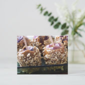 Cartes postales délicieuses à la pomme de caramel (Debout devant)