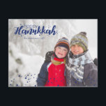 Cartes postales heureuses de photo de bulles de<br><div class="desc">Les cartes postales heureuses élégantes et mignonnes de photo de vacances de bulles de neige de Hanoukka sont parfaites pour tous vos amis et famille cette saison des vacances. Customisez le texte avec votre nom de famille et l'année et permutez l'image pour une photo de vos enfants, d'animal familier, ou...</div>