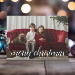 Cartes Pour Fêtes Annuelles 1 Photo Joyeux script de Noël blanc Damas<br><div class="desc">Utilisez une photo horizontale et faites un accueil de Noël Joyeux unique et tendance avec un motif damassé élégant sur le dos. L'accueil est présenté dans une calligraphie moderne et rebondissante qui peut être changée pour répondre à votre dicton préféré. Le design simple et minimal met en valeur votre photo...</div>