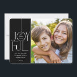 Cartes Pour Fêtes Annuelles 2023 FAMILY PHOTO police élégante moderne JOYFUL n<br><div class="desc">par kat massard >>> WWW.SIMPLYSWEETPAPERIE.COM <<< Un design de carte élégant avec la citation "JOYFUL" avec un style de script élégant combiné à la typographie serif, et couleur simple sur le côté arrière, vous donnant l'occasion d'écrire à la main un message personnel. Avec une photo en forme de carré à...</div>