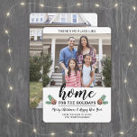 Cartes Pour Fêtes Annuelles 2 Photo Pine Moderne Il n'y a pas d'endroit comme<br><div class="desc">Il n'y a pas d'endroit comme la maison pour les vacances - Envoyez des salutations élégantes et joyeuses et partagez deux de vos photos préférées avec cette élégante carte de vacances minimaliste moderne. Le texte et les photos sur ce modèle sont simples à customiser. Le design présente des cônes de...</div>