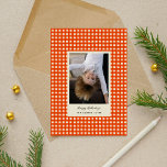 Cartes Pour Fêtes Annuelles À damiers photo rouge jouant<br><div class="desc">Carte photo de vacances joliment dessiné à la main à damiers avec des chèques rouges joyeux sur le devant et une tache de chèques verts à l'arrière. Art et design par Annie Montgomery Design.</div>