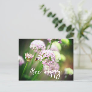 Cartes Pour Fêtes Annuelles Abeille heureuse avec des fleurs d'Allium diagonal