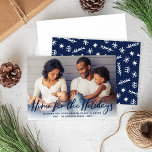 Cartes Pour Fêtes Annuelles Accueil pour les vacances Marine Modern Script Pho<br><div class="desc">La carte photo de Noël "Accueil pour les Fêtes" est dotée d'un design moderne avec des lettres brossées bleu marine, ainsi que du texte personnalisé qui peut être personnalisé comme une superposition avec une photo de famille horizontale préférée à la maison. Un motif d'hiver moderne habille le dos de la...</div>