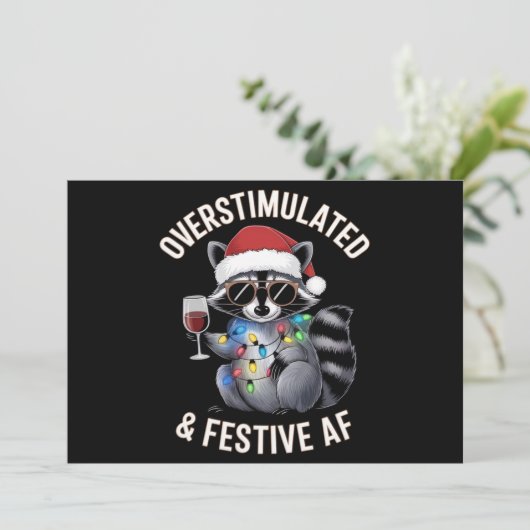 Cartes Pour Fêtes Annuelles AF Raccoon Espresso Lover surstimulé et festif (Debout devant)