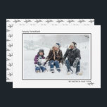 Cartes Pour Fêtes Annuelles Aiguilles de pin noir et blanc Bonne famille Hanou<br><div class="desc">Cartes photos élégants et mignons sont parfaits pour tous vos amis et votre famille cette saison de vacances. Customisez le texte "happy hanoukka" avec votre propre salut et changez le nom de famille et l'année et échangez la photo pour une photo de vos enfants, de votre animal de compagnie ou...</div>