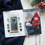 Cartes Pour Fêtes Annuelles Amour, Joie, Peace Navy Aquarelle Photo<br><div class="desc">Belle maison pour les vacances carte de voeux pour souhaiter à votre famille un Joyeux Noël cette saison de vacances. Notre design comprend notre propre porte d'entrée bleu marine peinte à la main avec une couronne de Noël festive. Accentué par des touches d'or sur la fente de boîte aux lettres,...</div>