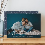 Cartes Pour Fêtes Annuelles Amour, Lumière & Latkes | Hanoukka Photo<br><div class="desc">Un carte photo Hanoukka mignon et léger présente votre photo horizontale ou paysagère préférée avec "amour,  lumière,  loquets" recouvert de lettres blanches agrémentées d'étoiles de David. Personnalisez avec votre salutation Hanoukka,  les noms et l'année en dessous. Les cartes sont retournées à un motif de neige et d'étoiles.</div>