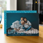 Cartes Pour Fêtes Annuelles Amour, Lumière & Latkes | Hanoukka Photo<br><div class="desc">Un carte photo Hanoukka mignon et léger présente votre photo horizontale ou paysagère préférée avec "amour,  lumière,  loquets" recouvert de lettres blanches agrémentées d'étoiles de David. Personnalisez avec votre salutation Hanoukka,  les noms et l'année en dessous. Les cartes sont retournées à un motif de neige et d'étoiles.</div>