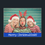Cartes Pour Fêtes Annuelles Amusants Moderne Merry Christmukkah Photo Bleu et<br><div class="desc">Célébrez la saison des Fêtes avec cette carte postale amusante et joyeuse avec votre photo de famille préférée (ou prenez une photo amusante juste pour Christmukkahh cette année) sur un arrière - plan bleu avec texte blanc. Tout le texte sur cette carte peut être personnalisé, y compris le Merry Chrismukkah...</div>
