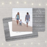 Cartes Pour Fêtes Annuelles Any Text 1 Photo Modern Dove Peace Hope Joy Wood<br><div class="desc">Envoyez à votre famille et à vos amis un élégant oiseau de paix portant un message d'espoir de vacances et de meilleurs jours à venir. Cette élégante carte en bois faux gris partage des voeux de vacances joyeuses et l'une de vos photos préférées. Tout le texte sur ce modèle est...</div>