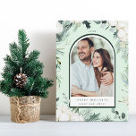 Cartes Pour Fêtes Annuelles Aquarelle À feuillage persistant et Fleurs de coto<br><div class="desc">Ce Noël | Carte de vacances avec une verdure de Noël peinte à la main,  des fleurs de coton accomplies avec des textures dorées et aquarelles et un arrière - plan vert sur le dos.</div>