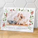 Cartes Pour Fêtes Annuelles Aquarelle Botanique Holly Berry Foliage Noël<br><div class="desc">Le design est composé de plantes vertes modernes en aquarelle. Ajoutez une photo personnalisée de famille ou d'animal de compagnie. Ajoutez le nom de famille et l'année.</div>