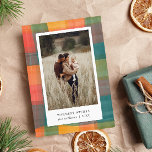 Cartes Pour Fêtes Annuelles Aquarelle | Green Orange 2 Photo<br><div class="desc">Un design rustique et élégant de carte de vacances festives avec un arrière - plan aquarellé coloré dans les tons vert, orange, rouge et gris avec chambre avec photo personnelle (orientation verticale ou portrait). Les "voeux les plus chauds" ou votre choix de salutation apparaît sous votre photo, ainsi que votre...</div>