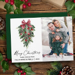 Cartes Pour Fêtes Annuelles Aquarelle Pines Calligraphie Encre Noël Photo<br><div class="desc">Élégante Calligraphie moderne Encre Script Aquarelle Pins Végétation hivernale avec Bow Rouge Bourgogne Ornements de Noël,  cônes de pin et baies sèches Photo Joyeux Carte de Noël - Vert</div>