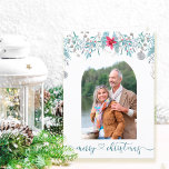 Cartes Pour Fêtes Annuelles Arc de feuillage de forêt d'hiver Photo Élégant Sc<br><div class="desc">Carte de Noël simple et élégante avec votre photo et votre accueil personnalisé. Joyeux noël est écrit dans une élégante typographie de script sur le devant et vous pouvez customiser le message à l'intérieur. Le modèle photo affichera votre photo en forme d'arc, encadrée de poinsettia aquarelle et de feuillage d'hiver...</div>
