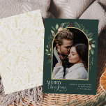 Cartes Pour Fêtes Annuelles Arc d'or vert moderne Joyeux Noël 1 Photo<br><div class="desc">Ce design se compose d'un arc de verdure moderne avec un cadre en or de parties scintillant délicat avec un cadre blanc avec une seule photo verticale. Pour effectuer des modifications avancées, sélectionnez l'option "Cliquez pour customiser plus loin" dans la section "Personnaliser ce modèle". Ici, vous pouvez modifier/ajouter des zones...</div>