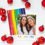 Cartes Pour Fêtes Annuelles Arc en ciel coloré Peace Love Pride LGTBQ  Photo<br><div class="desc">Ce carte photo de vacances festif présente un arc-en-ciel coloré qui dit "l'amour et la fierté de la paix". Le dos de la carte est orné du même arrière - plan arc-en-ciel coloré. Cette conception s'adapte à une photo et fonctionnerait bien en couleur ou en noir et blanc. Conseil de...</div>