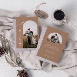 Cartes Pour Fêtes Annuelles Arc minimaliste Beige 2 Photo Joyeux Noël<br><div class="desc">Envoyez des salutations et des messages de vacances à votre famille et à vos amis avec ces cartes minimalistes au design moderne. Voir le lien de collection sur cette page pour voir tous les éléments correspondants dans cette belle conception.</div>