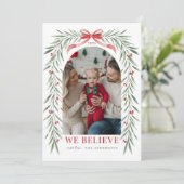 Cartes Pour Fêtes Annuelles Arc vert Bow rouge Nous croyons Photo de Noël (Debout devant)