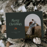 Cartes Pour Fêtes Annuelles Arc vert minimaliste Joyeux Noël Photo<br><div class="desc">Carte photo de Noël minime et propre avec cadre en arc vert avec un texte typographique qui dit "joyeux noël" avec une simple illustration de baies rouges.</div>
