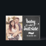Cartes Pour Fêtes Annuelles Baby It's Cold Outside Chalkboard Noël Photo<br><div class="desc">Il fait froid dehors | Envoyez vos souhaits de vacances à vos amis et à votre famille avec cette carte de Noël personnalisable. Cette carte de vacances présente une calligraphie moderne. Personnalisez en ajoutant vos détails. Cette carte photo de Noël est disponible en d'autres couleurs et en carton. Des éléments...</div>