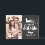 Cartes Pour Fêtes Annuelles Baby It's Cold Outside Chalkboard Noël Photo<br><div class="desc">Il fait froid dehors | Envoyez vos souhaits de vacances à vos amis et à votre famille avec cette carte de Noël personnalisable. Cette carte de vacances présente une calligraphie moderne. Personnalisez en ajoutant vos détails. Cette carte photo de Noël est disponible en d'autres couleurs et en carton. Des éléments...</div>