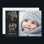 Cartes Pour Fêtes Annuelles Bagas Vermelhas | Feliz Natal<br><div class="desc">Design moderno,  com uma ilustração tirada mão e tipografia.</div>