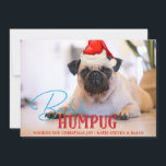 Cartes Pour Fêtes Annuelles Bah Humpug Carlin Chien drôle Personnalisé Photo d<br><div class="desc">Bah Humpug Carlin Chien Funny Photo de Noël personnalisée dans le Santa Hat mobile avec la typographie de vacances et amusant Citation de jeu de mots de vacances, Santa Hat, et jolie illustration Carlin. Avec texte de script tendance en Bright Blue et Rouge. Une citation drôle & mignonne pour les...</div>