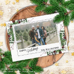 Cartes Pour Fêtes Annuelles Baies rouges Baies vertes Holly mignonne Feuillage<br><div class="desc">Unique, classique, tendance, jolie et décorative Carte de vacances. Joy Holidays salue le texte et l'espace pour customiser ou personnaliser avec une photo, nom de famille (ou noms individuels) et message de votre choix. Cadre de baies rouges de vin de Bourgogne et de bouquets de fleurs vert foncé sur un...</div>