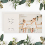 Cartes Pour Fêtes Annuelles Baking Spiritueux | Fun Kids Photo Neutral<br><div class="desc">Élégante carte de voeux à plat de jour férié avec une typographie classique citant "les esprits de cuisine brillants" avec une ligne de séparation et nom de famille en blanc. Le design se compose d'une couleur neutre naturelle taupe ivoire taupe couleur. La photo, l'accueil et le nom peuvent être facilement...</div>