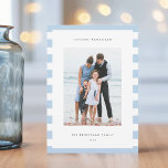 Cartes Pour Fêtes Annuelles Bande classique | Hanoukka photo verticale<br><div class="desc">Partagez vos salutations de vacances avec ces cartes photos Hanoukka avec votre ensemble photo préféré sur un arrière - plan de rayures bleu clair et blanc. Une zone de message modifiable vous permet de customiser votre Chanukah ou votre salutation de vacances. Ajoutez votre nom de famille ou vos noms en...</div>