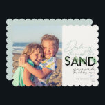 Cartes Pour Fêtes Annuelles Beach Christmas Aqua Dashing Through Sand<br><div class="desc">Une carte de vacances moderne avec un message simple et minimal qui dit "Dashing through the sand" avec des palmiers combinés à de la typographie manuscrite. Personnalisez avec vos noms et votre photo préférée. Photo Vitolda Klein sur Unsplash</div>