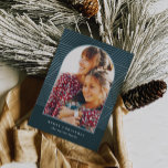 Cartes Pour Fêtes Annuelles Beau Motif géométrique bleu Noël<br><div class="desc">Cette belle carte de vacances en bleu d'hiver comporte une photo en forme d'arc moderne, et une typographie de Joyeux Noël minime. Cette carte branchée est dotée d'un motif géométrique à rayures bleu faux métallique et d'un dossier blanc où vous pouvez ajouter un accueil personnel si vous le souhaitez. Visitez...</div>